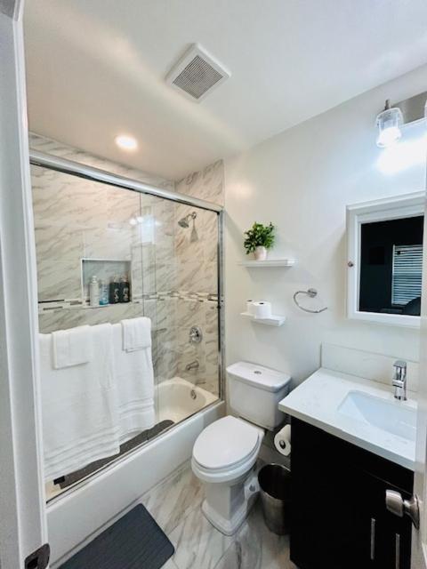 Gated Contemporary 3 Bedroom - 2 Bathroom Home In South La Plus Parking Los Angeles Exterior photo