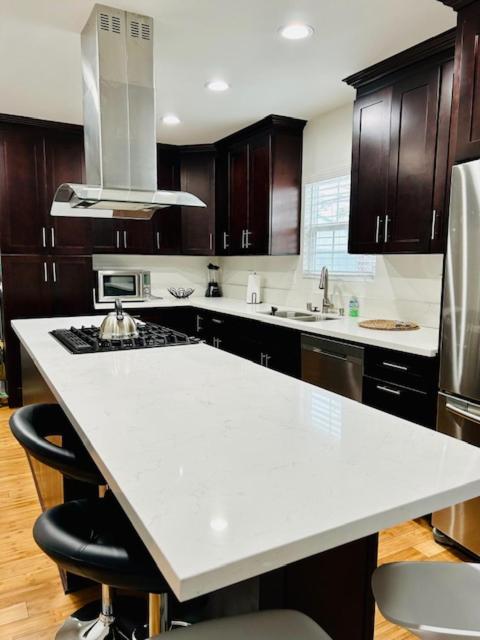 Gated Contemporary 3 Bedroom - 2 Bathroom Home In South La Plus Parking Los Angeles Exterior photo