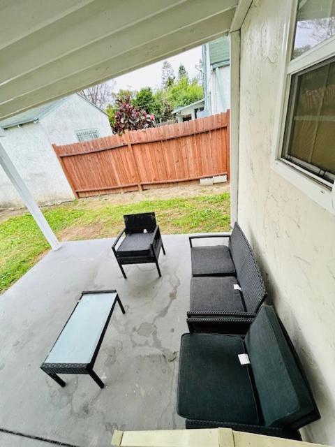 Gated Contemporary 3 Bedroom - 2 Bathroom Home In South La Plus Parking Los Angeles Exterior photo