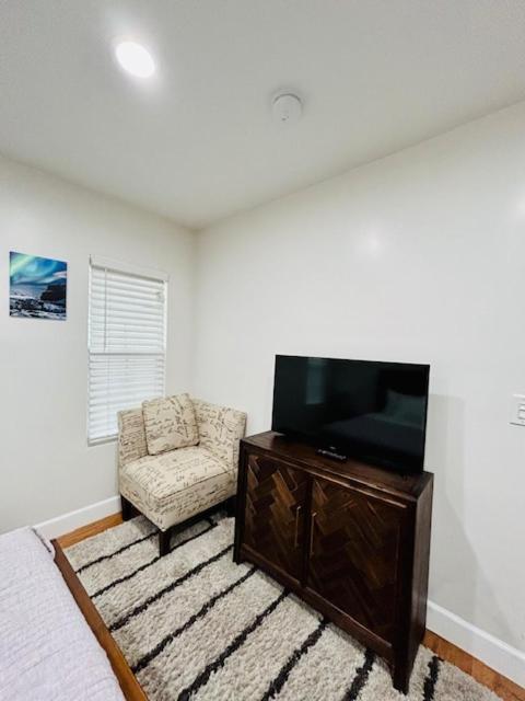 Gated Contemporary 3 Bedroom - 2 Bathroom Home In South La Plus Parking Los Angeles Exterior photo